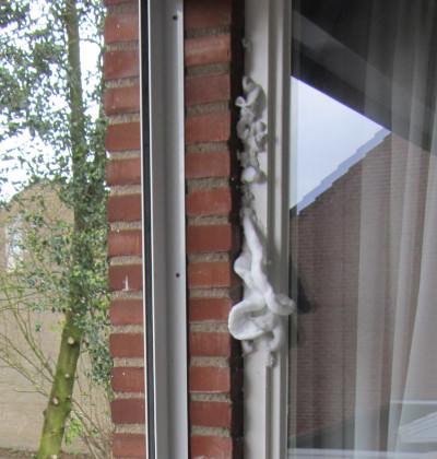 tochtspleet tussen raam en muur gedicht